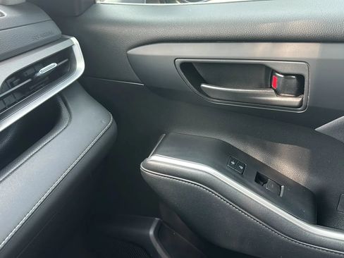 Used 2021 Toyota Highlander LE FWD image 46