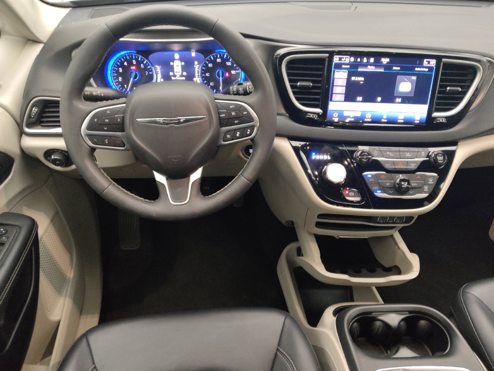 Used 2024 Chrysler Pacifica Touring-L FWD image 22
