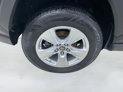 Used 2021 Toyota RAV4 LE image 17