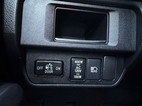 Used 2018 Toyota Tacoma TRD Off-Road image 8