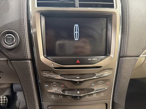 Used 2013 Lincoln MKX FWD image 17