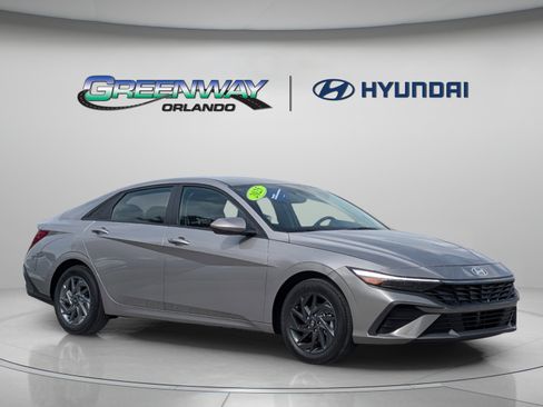Used 2025 Hyundai Elantra Hybrid FWD image 1