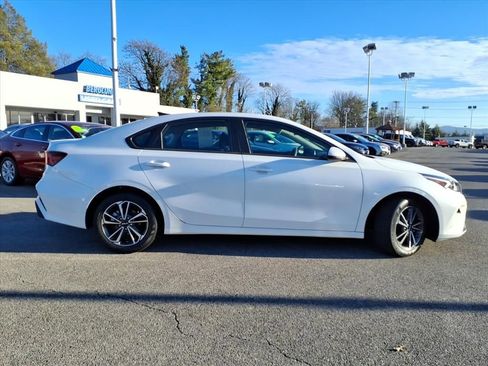 Used 2023 Kia Forte LXS image 3
