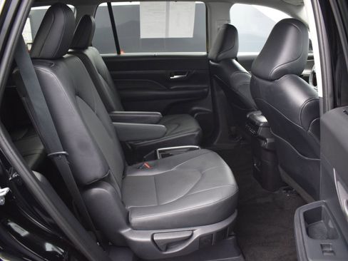 Used 2025 Toyota Grand Highlander XLE image 11