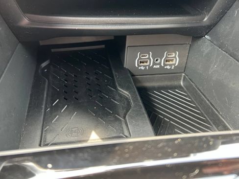 Used 2025 Chrysler Pacifica Limited FWD image 20