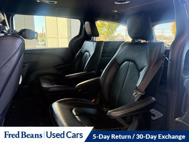 Used 2022 Chrysler Pacifica Touring-L w/ Uconnect Theater Family Group FWD image 29