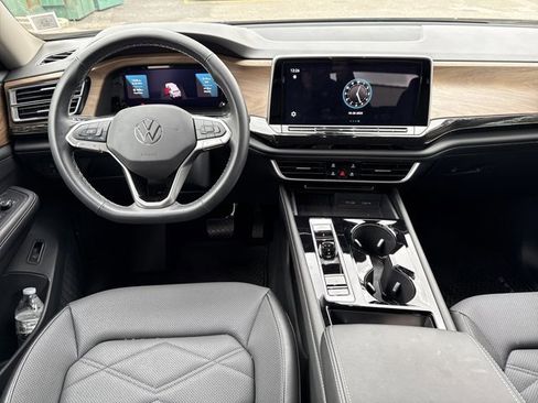 Used 2025 Volkswagen Atlas SE w/ Black Wheel Package image 14