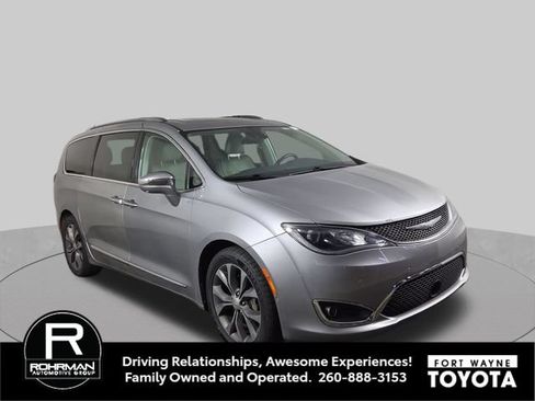 Used 2017 Chrysler Pacifica Limited w/ Advanced Safetytec Group FWD image 4