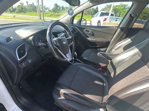Used 2018 Chevrolet Trax LT w/ Sun & Sound Package FWD image 2