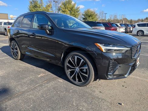 Used 2025 Volvo XC60 B5 Plus image 2