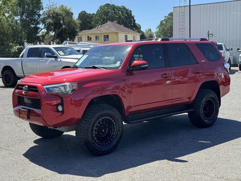 Used 2020 Toyota 4Runner SR5 Premium w/ Moonroof Package AWD/4WD image 3