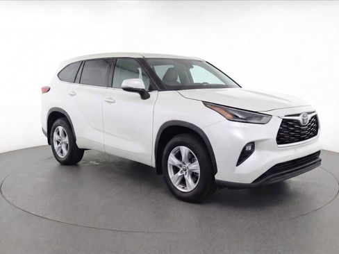 Used 2023 Toyota Highlander LE image 3