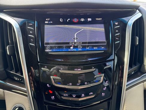 Used 2019 Cadillac Escalade Premium Luxury image 10