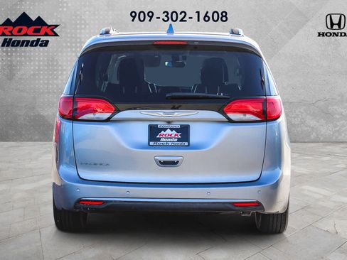 Used 2018 Chrysler Pacifica Touring-L image 5