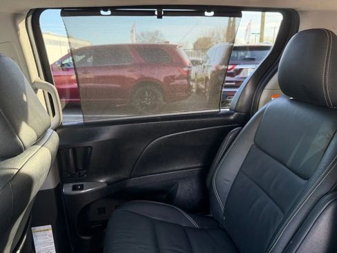 Used 2017 Toyota Sienna SE Premium image 18