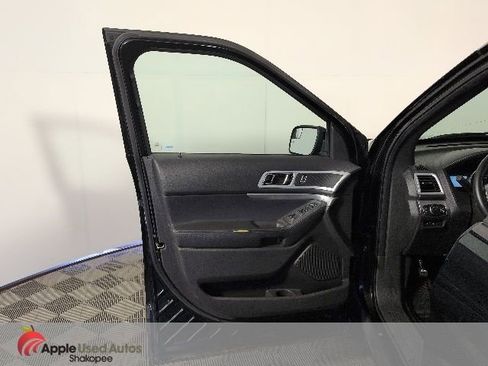 Used 2014 Ford Explorer XLT w/ Equipment Group 202A AWD/4WD image 13