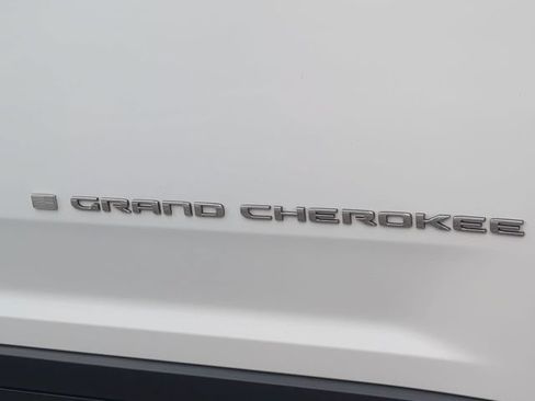 Used 2022 Jeep Grand Cherokee Limited w/ Luxury Tech Group II RWD image 13