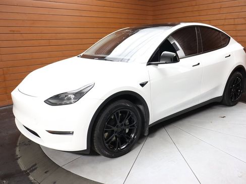 Used 2022 Tesla Model Y Long Range image 7