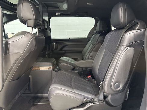 Used 2025 Toyota Sienna Platinum image 15