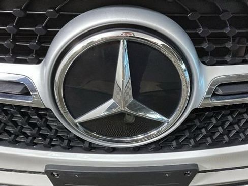 Used 2023 Mercedes-Benz GLA 250 4MATIC w/ Premium Package image 9