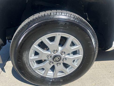 Certified 2025 Toyota Tacoma SR5 AWD/4WD image 16