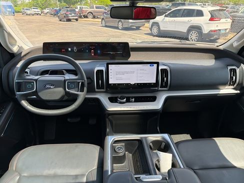 Used 2025 Ford Expedition Active image 5