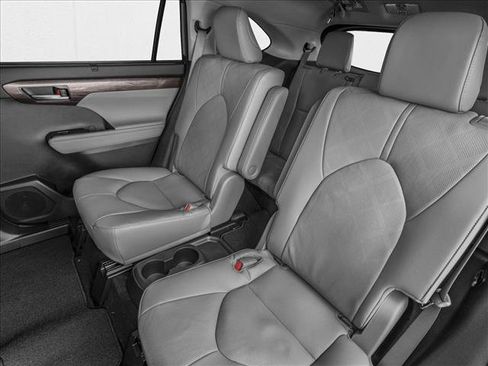 New 2026 Toyota Highlander Platinum AWD/4WD image 9