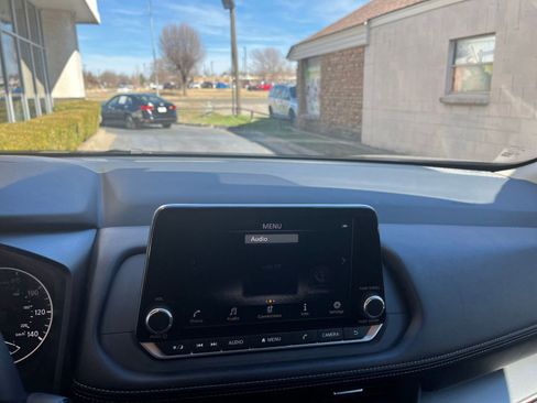 Used 2025 Nissan Rogue SV image 17