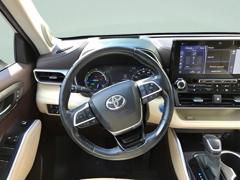 Certified 2021 Toyota Highlander Platinum AWD/4WD image 14