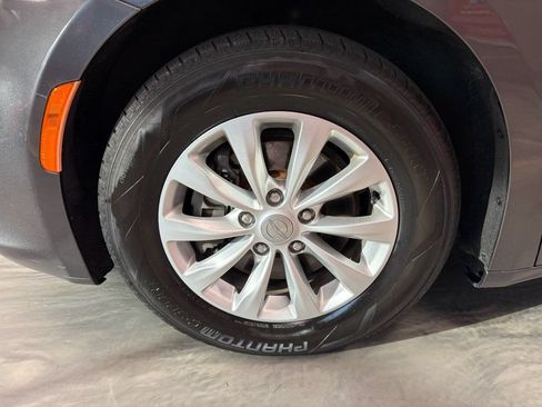 Used 2018 Chrysler Pacifica Touring-L Plus FWD image 23