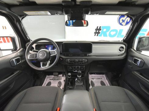 Used 2025 Jeep Wrangler Unlimited Sahara w/ Safety Group image 17