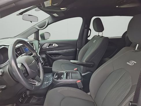 Used 2018 Chrysler Pacifica Touring Plus w/ S Appearance Package image 9