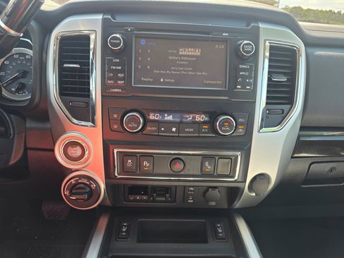 Used 2018 Nissan Titan SV w/ SV Convenience Package AWD/4WD image 12