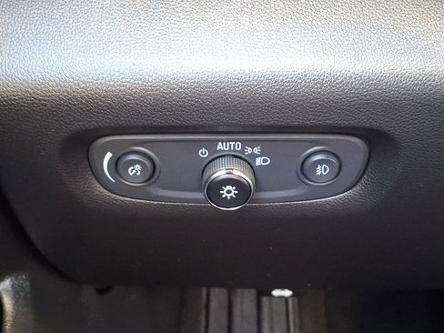 Used 2021 Chevrolet Traverse LT image 23