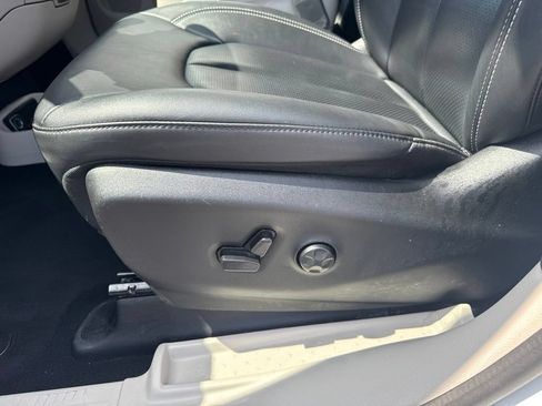 Used 2024 Chrysler Pacifica Limited FWD image 37