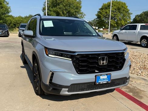 Used 2025 Honda Pilot Touring image 8