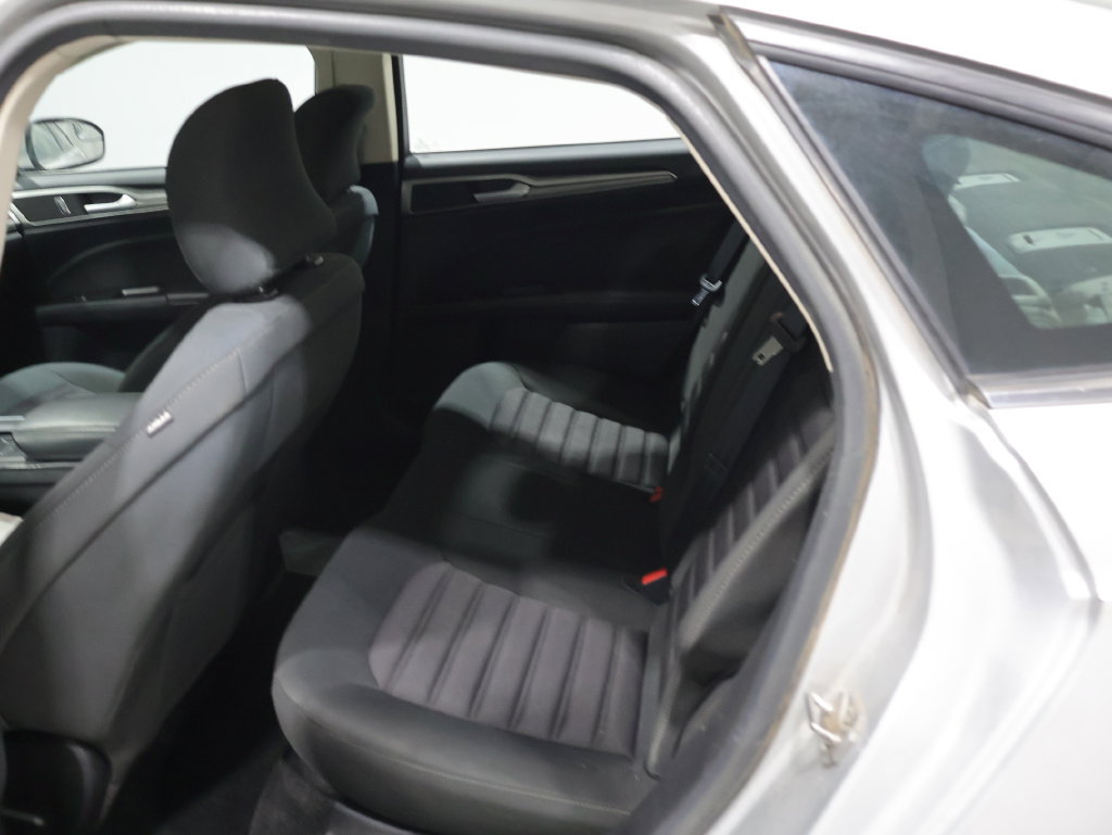 Used 2017 Ford Fusion SE FWD image 9
