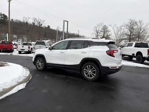 Used 2024 GMC Terrain SLT image 8