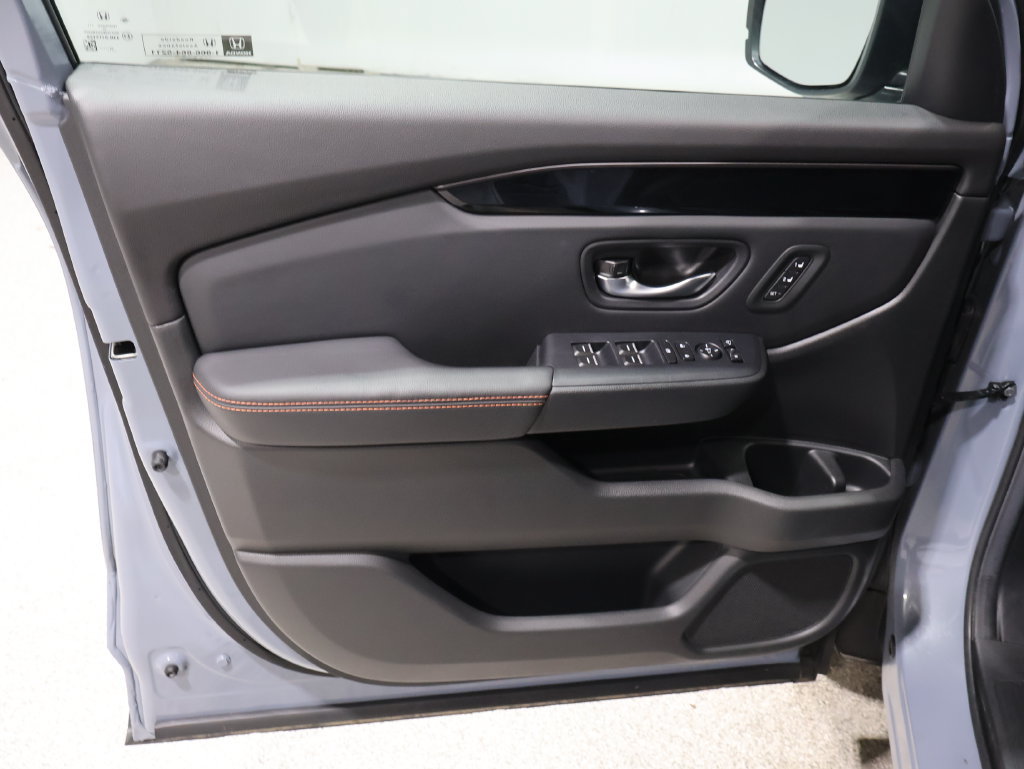 Used 2025 Honda Pilot TrailSport image 13