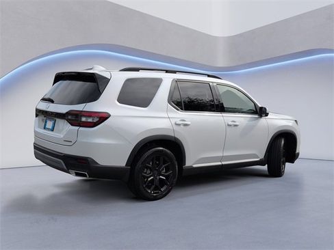 New 2025 Honda Pilot Touring image 4
