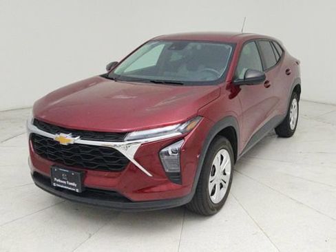 Used 2025 Chevrolet Trax LS FWD image 1