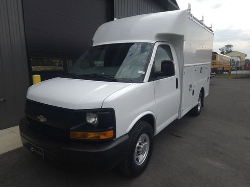 Used 2014 Chevrolet Express 3500 image 2
