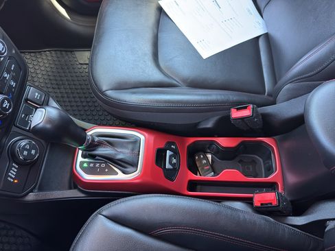 Used 2018 Jeep Renegade Trailhawk AWD/4WD image 34