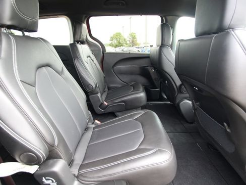Used 2026 Chrysler Pacifica Select AWD/4WD image 9
