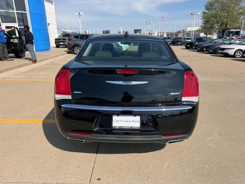Used 2018 Chrysler 300 Touring AWD/4WD image 3