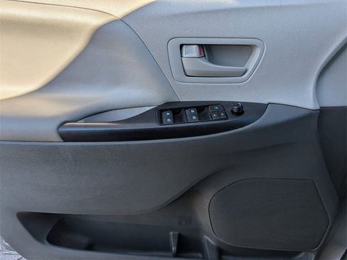 Certified 2017 Toyota Sienna L image 28