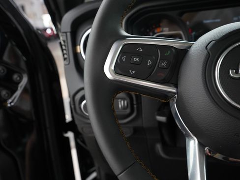 Used 2024 Jeep Wrangler Sahara image 27