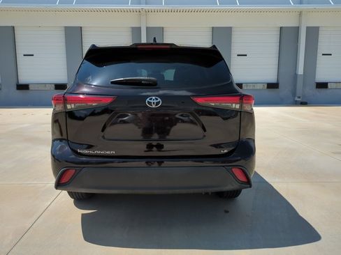 Used 2020 Toyota Highlander LE FWD image 6
