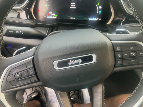 Used 2022 Jeep Grand Cherokee Limited 4xe w/ Luxury Tech Group II AWD/4WD image 25