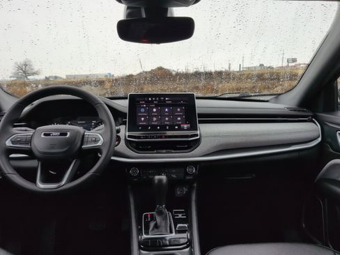 Used 2024 Jeep Compass Latitude image 15